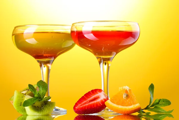 Frukt gelé i glasögon och frukter på gul bakgrund — Stockfoto