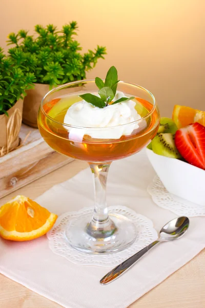 Gelatina di frutta in vetro e frutta sul tavolo in caffè — Foto Stock