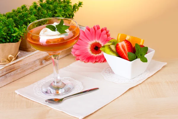 Fruchtgelee im Glas und Früchte auf dem Tisch im Café — Stockfoto