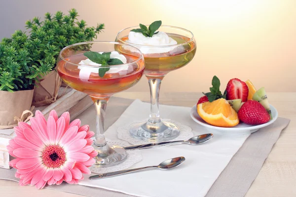 Gelatina de frutas en vasos y frutas en la mesa en la cafetería —  Fotos de Stock