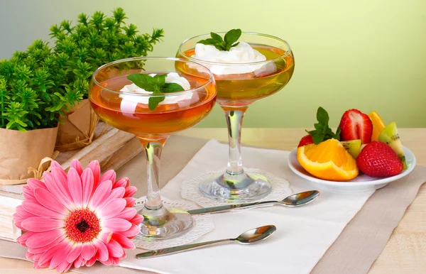 眼镜和水果在咖啡馆中表中的水果软糖 — 图库照片
