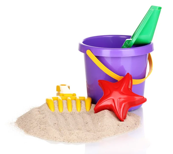 Dětské plážové hračky a izolovaných na bílém písku — Stock fotografie