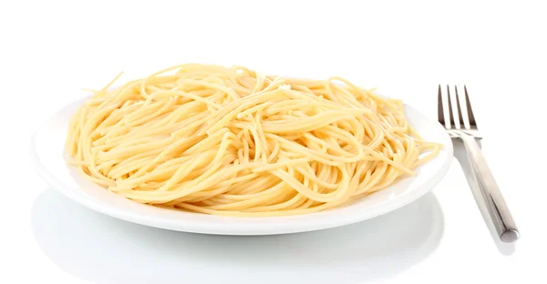 Włoskie spagetti gotowane w białe płytki z widelcem na białym tle — Zdjęcie stockowe