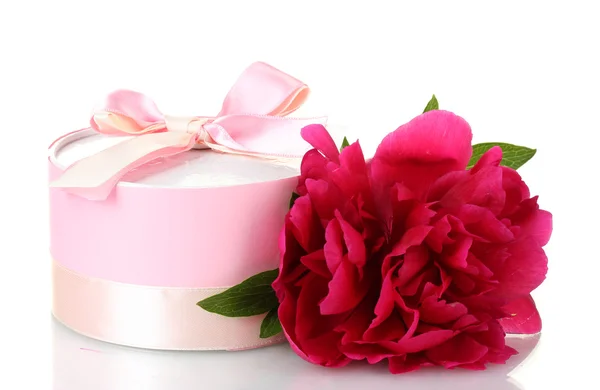 Beautirul różowy prezent i piwonia kwiat na białym tle — Zdjęcie stockowe