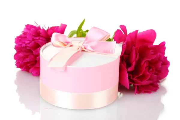 美しいピンクのギフトと牡丹の花の白で隔離されます。 — ストック写真