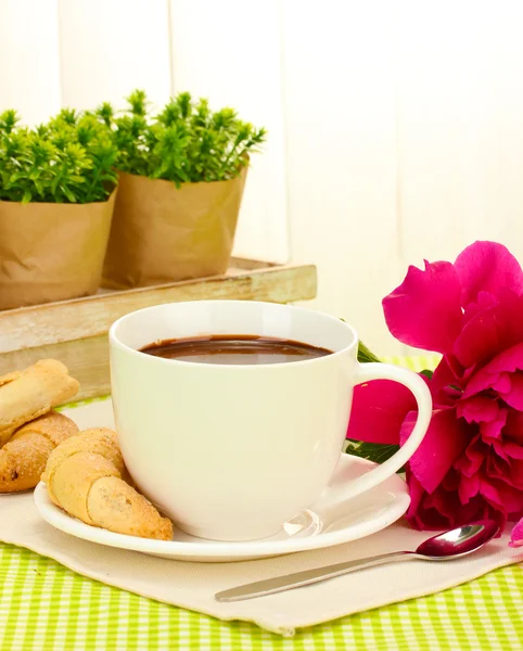 Kopje warme chocolade, koekjes en bloem op tafel in café — Stockfoto