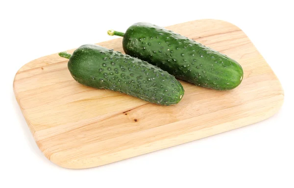 Verse komkommers op houten bord geïsoleerd op wit — Stockfoto