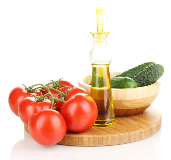 Tomaten und Gurken mit Öl auf Holzbrett isoliert auf weiß — Stockfoto