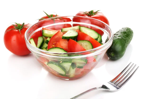 Свежий салат с помидорами и огурцами изолирован на белом — стоковое фото