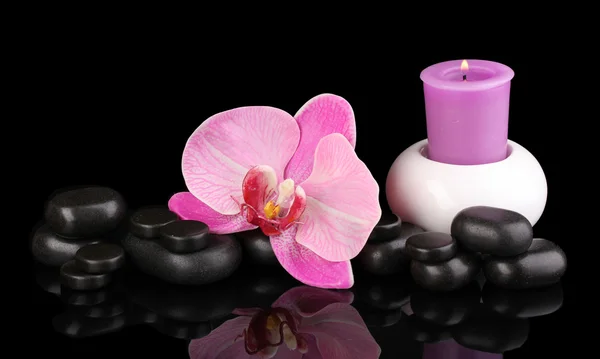 Piedras de spa con flor de orquídea y vela aisladas en negro — Foto de Stock
