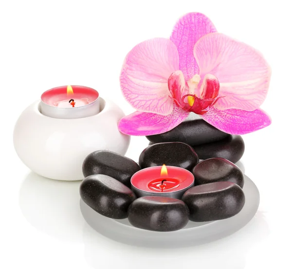 Piedras de spa con flor de orquídea y velas aisladas en blanco — Foto de Stock