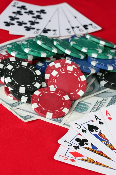 De rode pokertafel met speelkaarten. de combinatie van full house — Stockfoto