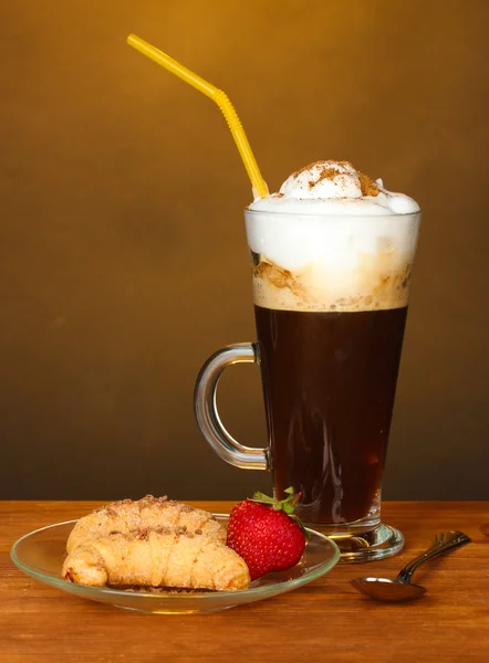Bardak kahve croissants ve kahverengi zemin üzerinde uçan daire üzerinde çilek kokteyli — Stok fotoğraf