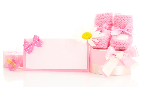 Botas de bebé de color rosa, chupete, regalos, postal en blanco y flor aislada en blanco —  Fotos de Stock