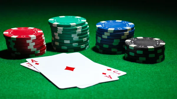 Картки і фішки для покеру на зеленому столі — стокове фото