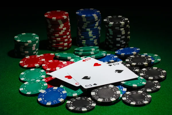 卡和绿色桌上扑克的芯片 — 图库照片