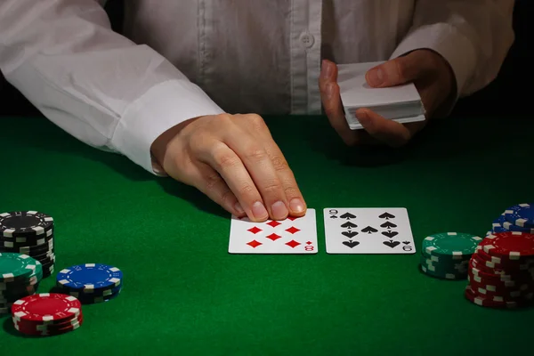 Налаштування покеру на зеленому столі — стокове фото