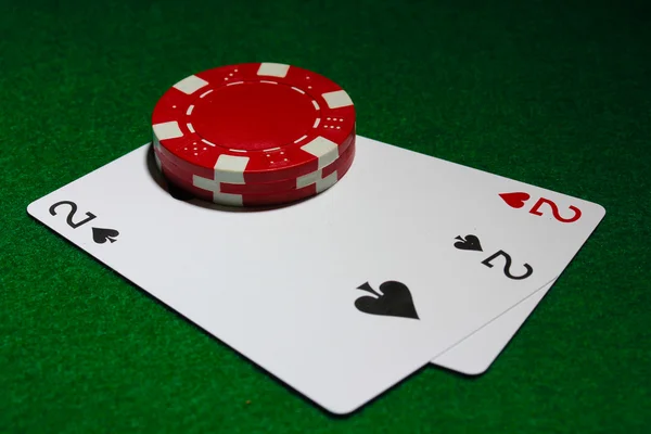 Карты и фишки для покера на зеленом столе — стоковое фото