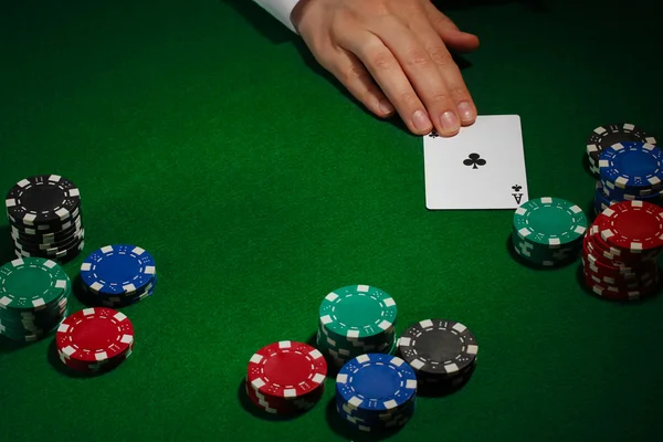 Configuração de poker na mesa verde — Fotografia de Stock