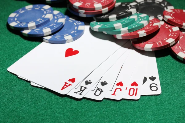 Cartões e fichas para poker na mesa verde — Fotografia de Stock