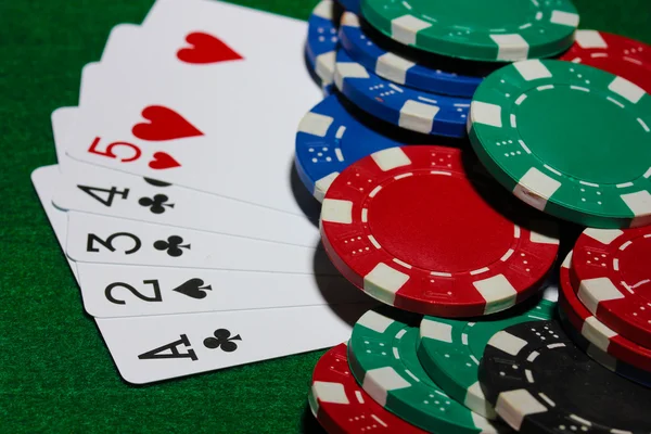 kartları ve yeşil masada Poker fişleri