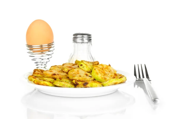 Smażone cukinia z jajka na śniadanie na białym tle — Zdjęcie stockowe