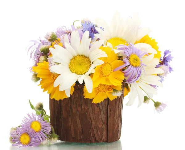 Belo buquê de flores silvestres brilhantes em vaso de madeira, isolado em branco — Fotografia de Stock