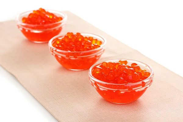 Caviar vermelho em taças de vidro isoladas em branco — Fotografia de Stock