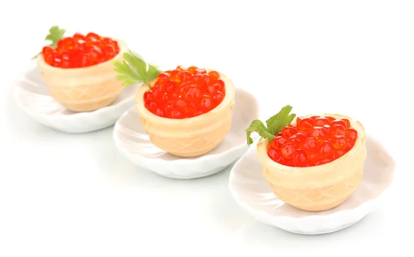 Caviar rojo en tartaletas en platillos blancos pequeños aislados en blanco — Foto de Stock