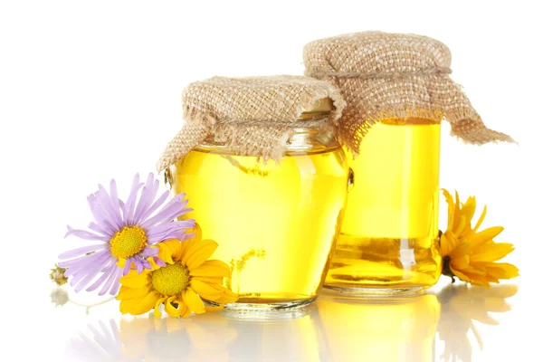 Zoete honing in potten en bloemen geïsoleerd op wit — Stockfoto