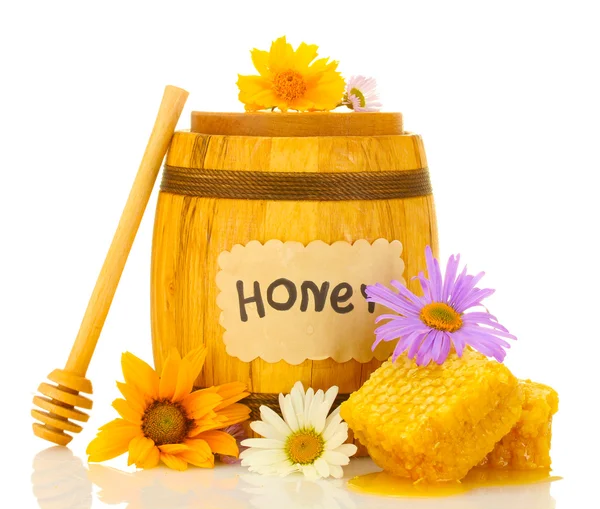 Sweet honey in barrel with honeycomb, wooden drizzler and flowers isolated on white — Stock Photo, Image
