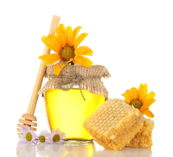 Édes méz jar, méhsejt, fából készült drizzler és virágok elszigetelt fehér — Stock Fotó