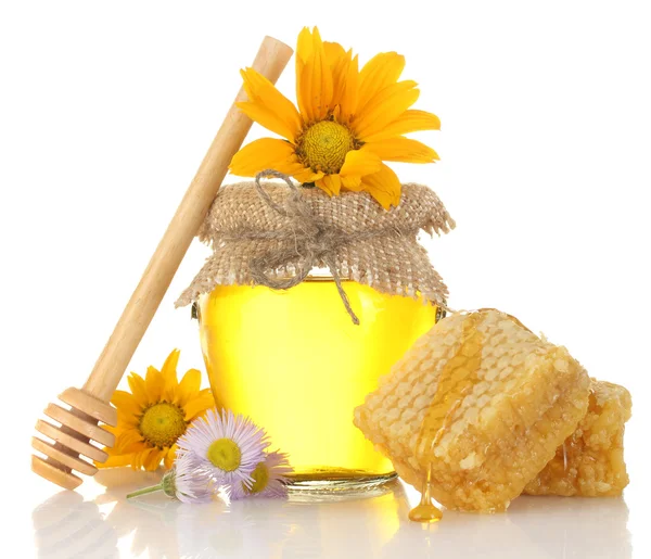 Солодкий мед в банці з медовим пакетом, дерев'яним дрібним дріб'язком та квітами ізольовані на білому — стокове фото