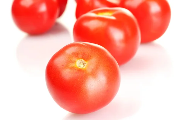 Pomodori rossi maturi isolati su bianco — Foto Stock