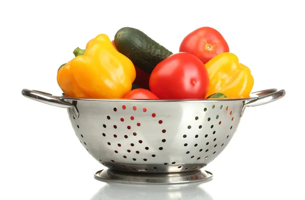Verduras frescas en colador de plata aisladas en blanco — Foto de Stock