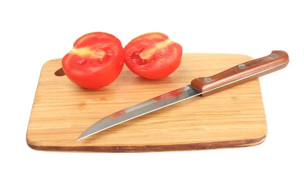 Reife rote Tomaten und Messer auf Schneidebrett isoliert auf weiß — Stockfoto