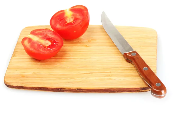 Rijpe rode tomaten en mes op cutting board geïsoleerd op wit — Stockfoto