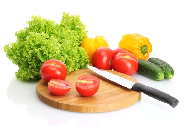 Verduras frescas y cuchillo en la tabla de cortar aislado en blanco —  Fotos de Stock