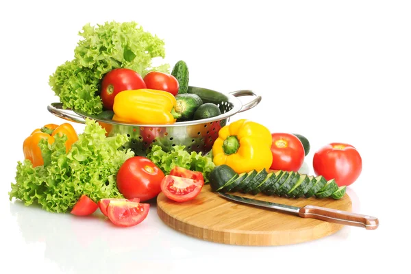 Verdure fresche e coltello su tagliere isolato su bianco — Foto Stock