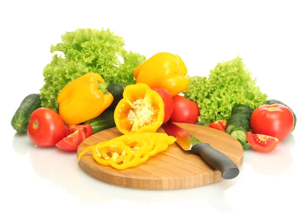 新鮮な野菜と白で隔離されるボードを切断にナイフ — ストック写真
