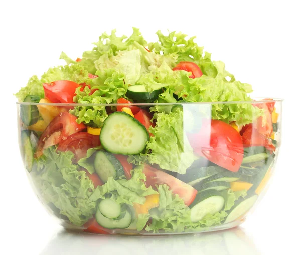 Färska grönsaker sallad i transparent skål isolerad på vit — Stockfoto