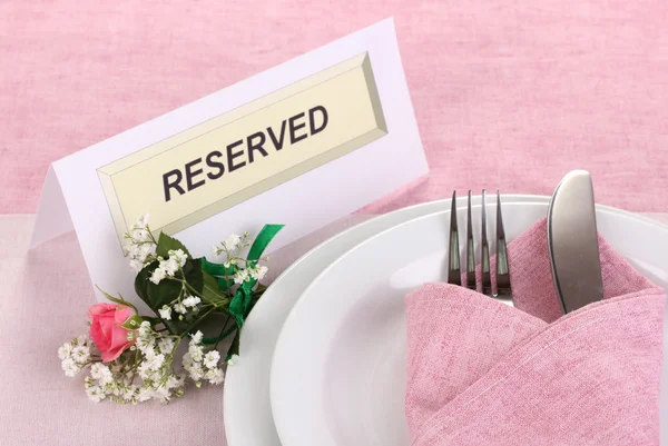 Mesa con tarjeta reservada en el restaurante —  Fotos de Stock