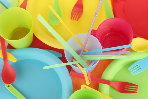 明るいプラスチック製の使い捨て食器のクローズ アップ — ストック写真