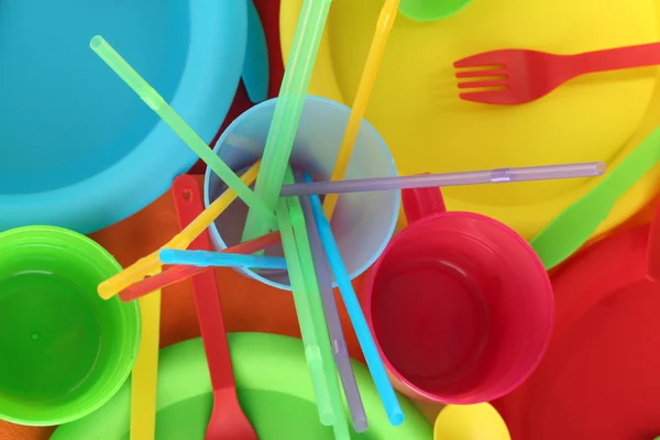 明るいプラスチック製の使い捨て食器のクローズ アップ — ストック写真