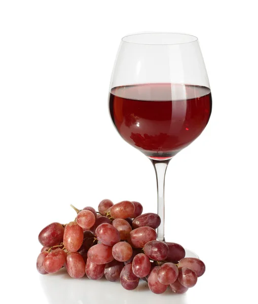 Glas wijn en rijpe druiven geïsoleerd op wit — Stockfoto