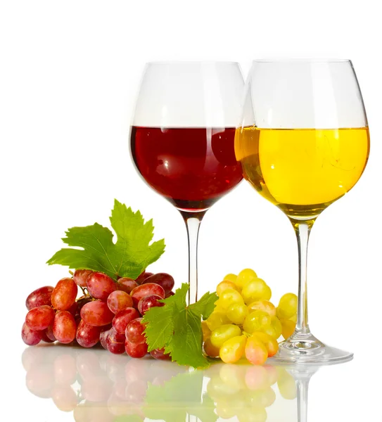 Glasses of wine and ripe grapes isolated on white — Stock Photo, Image