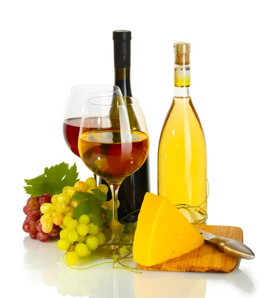 Μπουκάλια και ποτήρια κρασί, τυρί και ώριμα σταφύλια που απομονώνονται σε λευκό — Φωτογραφία Αρχείου