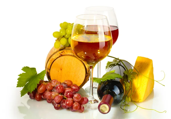 桶、 瓶和玻璃的葡萄酒、 奶酪和成熟的葡萄上白色隔离 — 图库照片