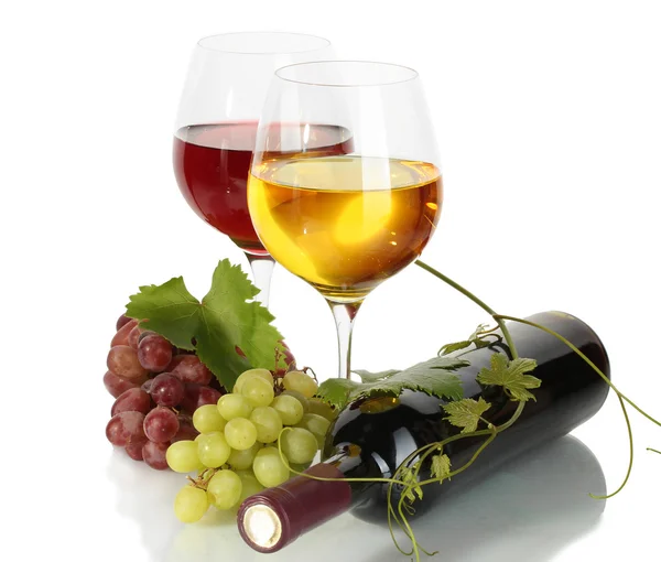 瓶和酒和成熟的葡萄在白色孤立的眼镜 — 图库照片