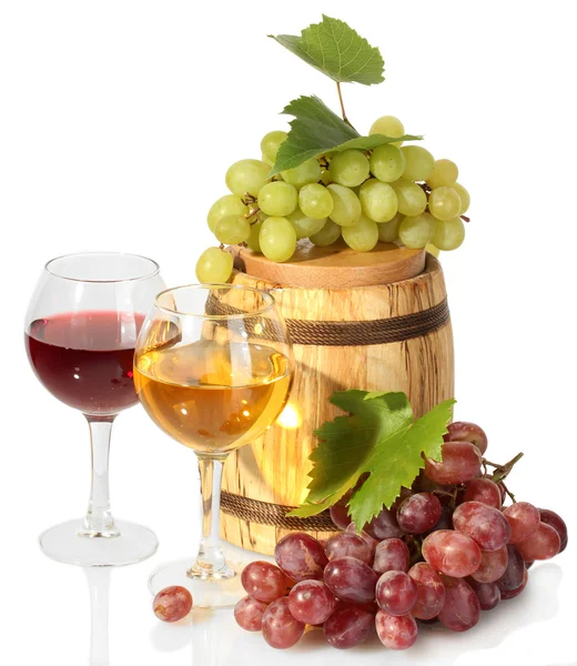 Namlu ve bardak şarap ve olgunlaşmış üzümler beyaz izole — Stok fotoğraf